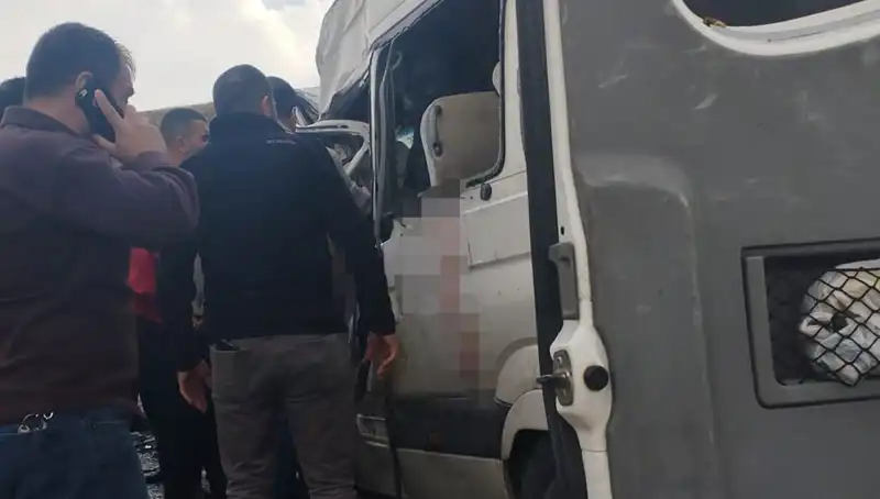 Van'da Feci Kaza: Minibüs ile Kamyonet Çarpıştı, 6 Kişi Hayatını Kaybetti