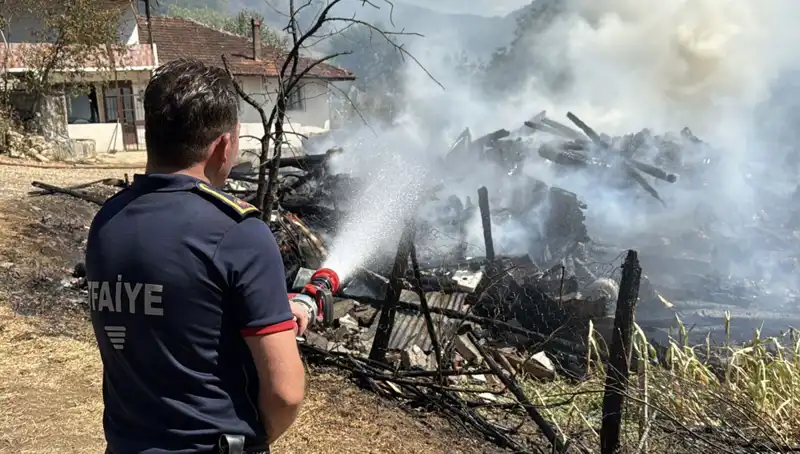 Yangın Korkutuyor: Evde Başlayan Alevler Ormanı Tehdit Ediyor!