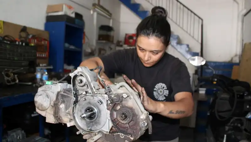 Eşi Çırak Bulamayınca 33 Yaşında Motor Ustası Olan Hayriye'nin Hikayesi