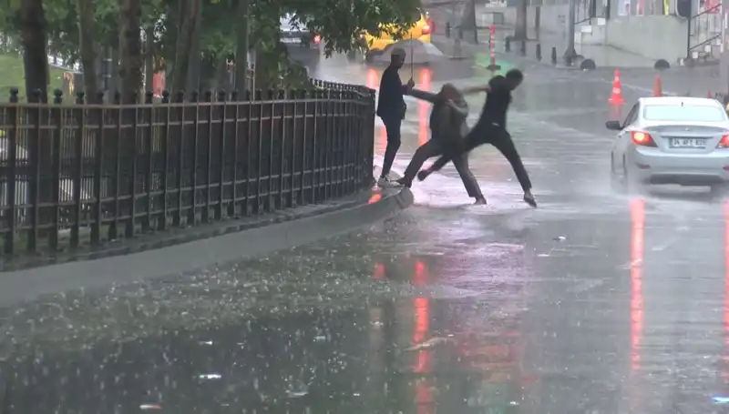 İstanbul ve İzmir'de Şiddetli Hava Koşulları İçin Turuncu Alarm Geldi!