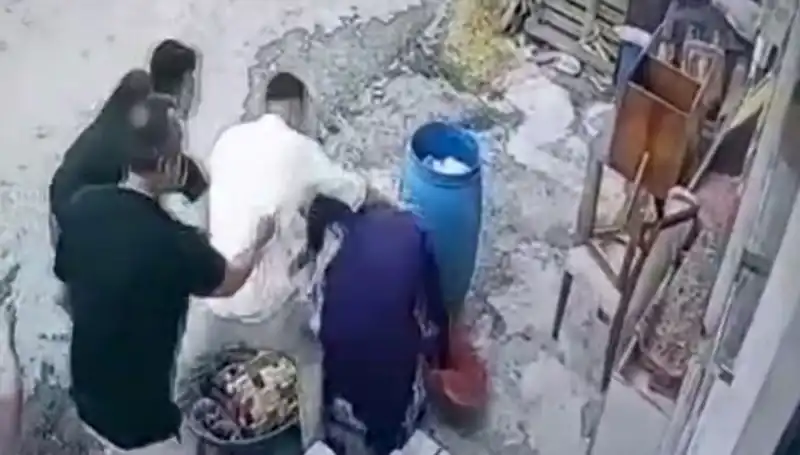Başakşehir’de Baba ve Oğul, Bidon Meselesi Nedeniyle Bir Kadını Darp Etti!