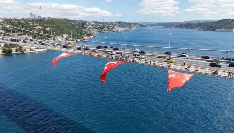 Tarihi Köprüye Dev Türk Bayrağı Asıldı!