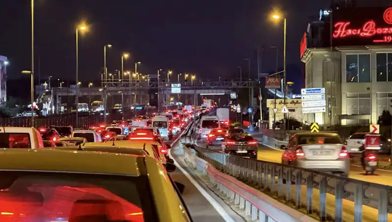 Yenibosna Metrobüs Yaya Üst Geçidinde Çalışmalar Başladı, Hızla Devam Ediyor