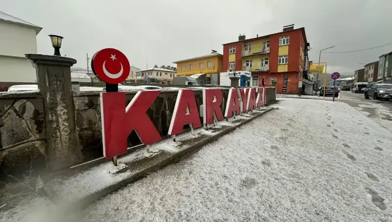 Temmuzda Yolları Beyaza Bürüyen Kar Sürprizi, Sürücüleri Zor Durumda Bıraktı