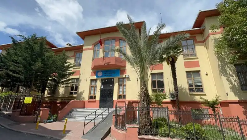 Depremde Hasar Gören Okulların Boşaltılmasıyla Eğitim Sorunu Büyüyor