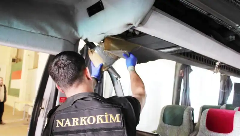 Sınır Kapısında Ele Geçirilen Otobüsle Taşınan 77 Kilo Uyuşturucu İle Şok Gelişmeler