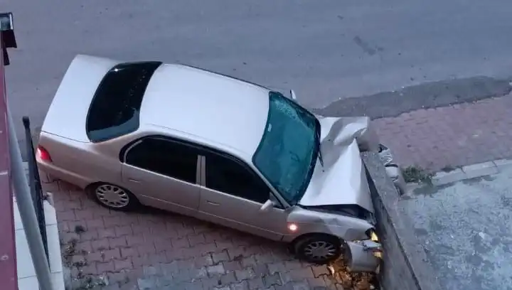 Kontrolü Kaybeden Araç Duvara Çarptı: Can Kaybı ve Yaralılar Var mı?