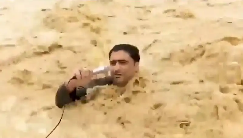 Yayın Sırasında Sel Sularına Kapılan Sunucu için Dram İdolü Oldu!