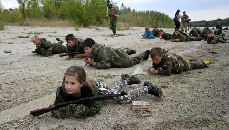 Rusya'da 8 Yaşındaki Çocuklar Askeri Eğitime Alınıyor: Gerçekler Şok Edici!