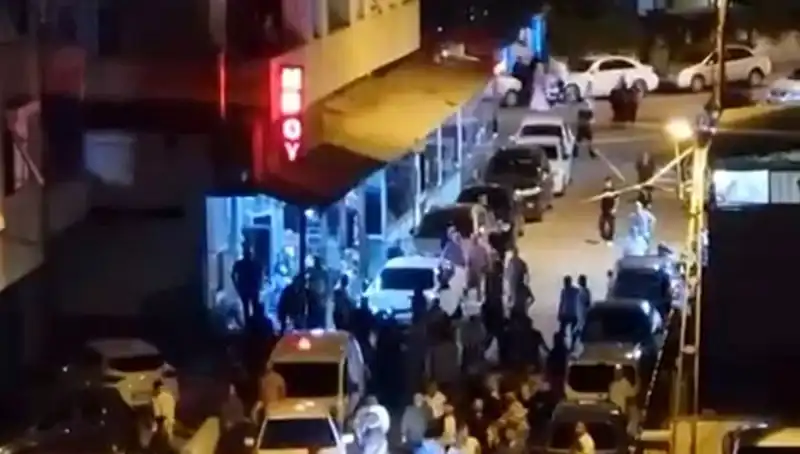 Düğün Sonrası Eğlenceye Daldı: Kalabalığın İçine Araba Sürmek!