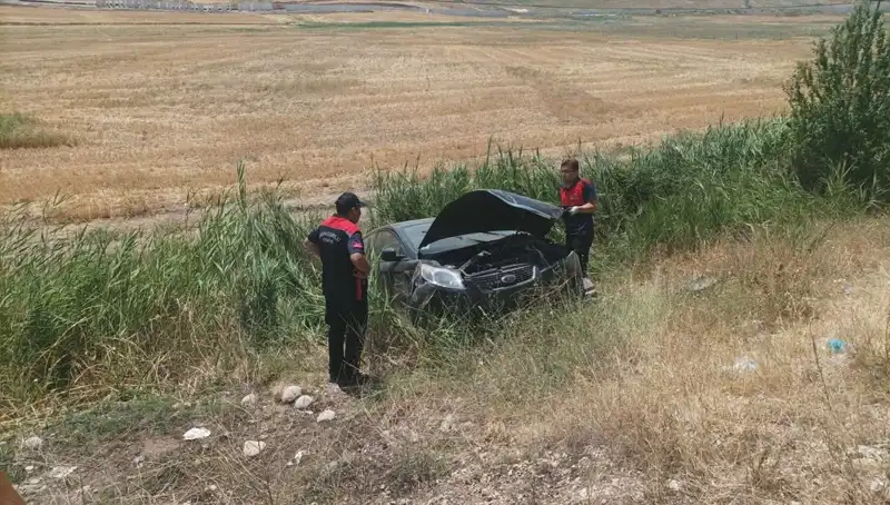 Otomobil Şarampole Uçtu: İki Yaralı Hastaneye Kaldırıldı