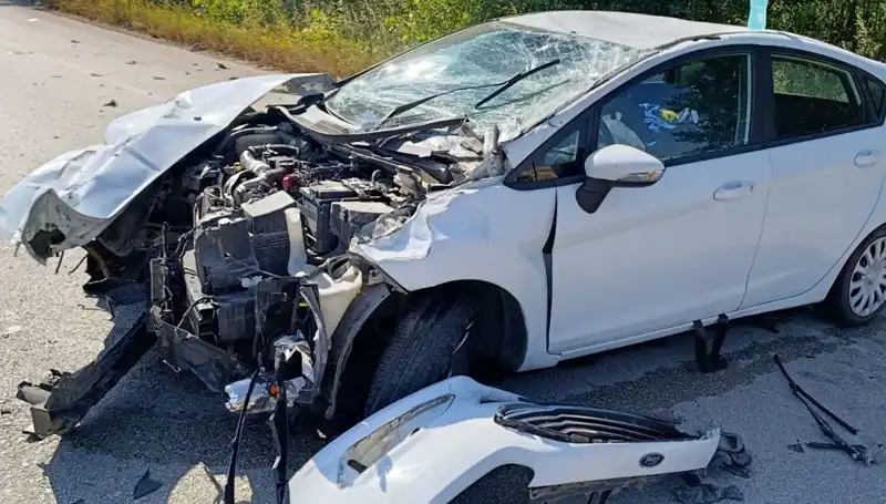 Çanakkale'de Trafik Kazası: İki Kişi Yaralandı, Olay Yeri Kaotik Anlara Sahne Oldu