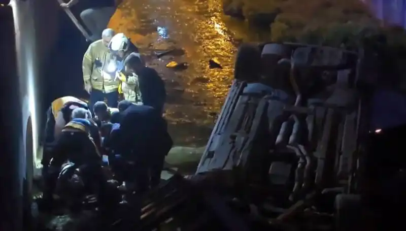 Yalan Dünya! Sürücü Yaralıyı Bırakıp Kaçtı, İtfaiye Kurtardı